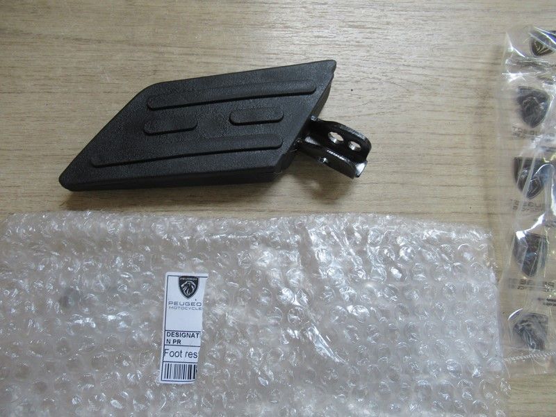 Repose pied arrière gauche neuf Peugeot 50 Kisbee 4T 2019