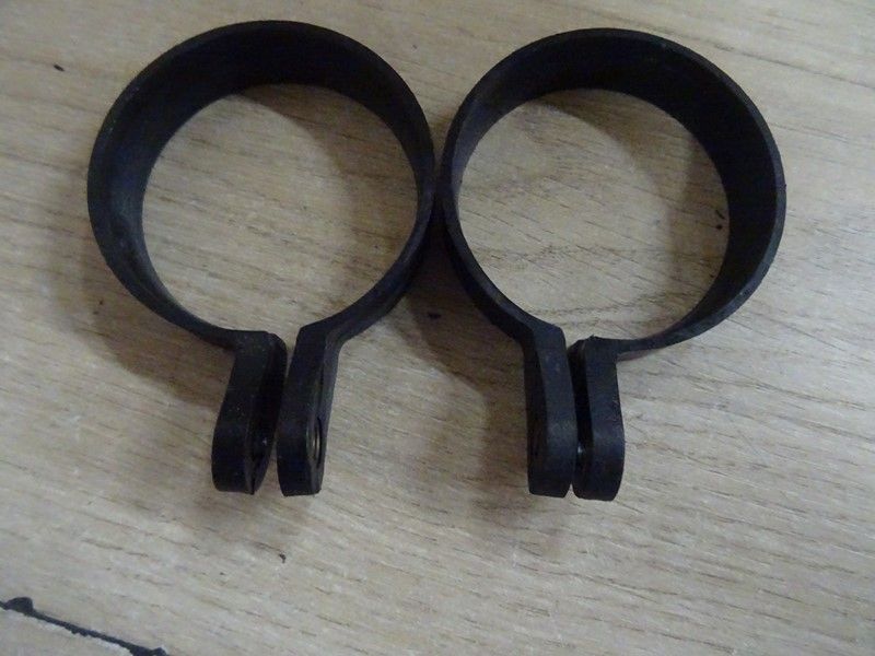 Paire de colliers droit et gauche de garde boue avant Triumph 955 Daytona type T595/T507 1997/1998