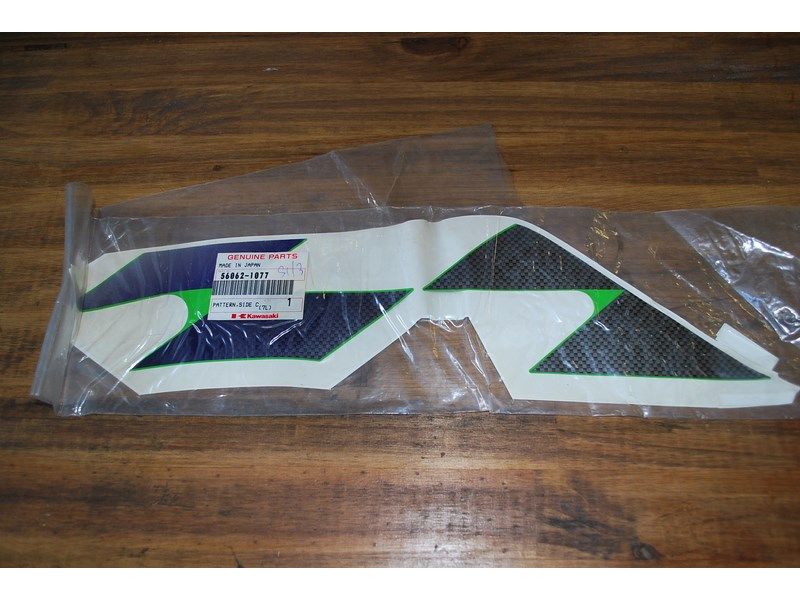 Sticker coque arrière gauche Kawasaki Ninja ZX-6R (ZX600F) 1997 (56062-1077)