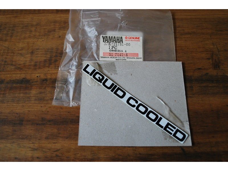 Emblème Liquid Cooled Yamaha 80 DTLC 1984 (37E-21781-00-00)