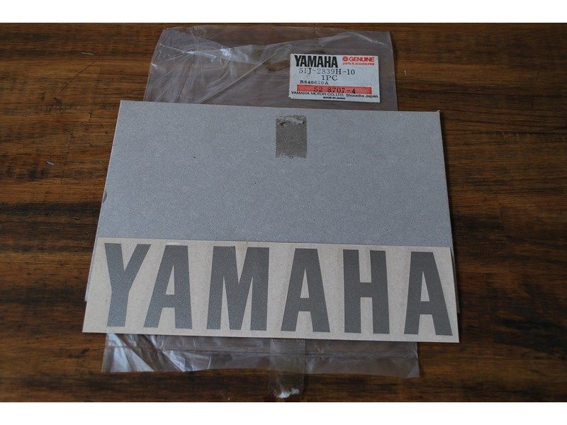 Sticker de tête de fourche Yamaha 600 XJ 1984-85 (51J-2839H-10)
