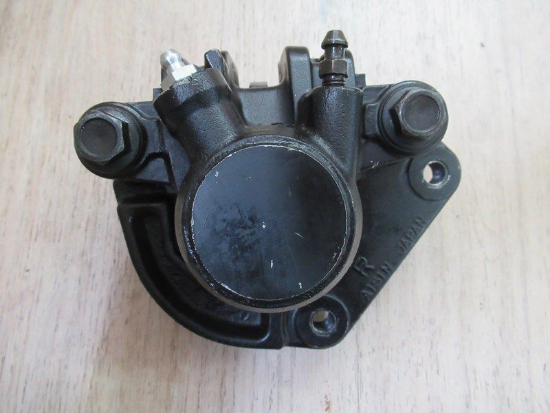 Etrier de frein avant droit Suzuki GSX 1100 E (GS1100X) 1983-1986 