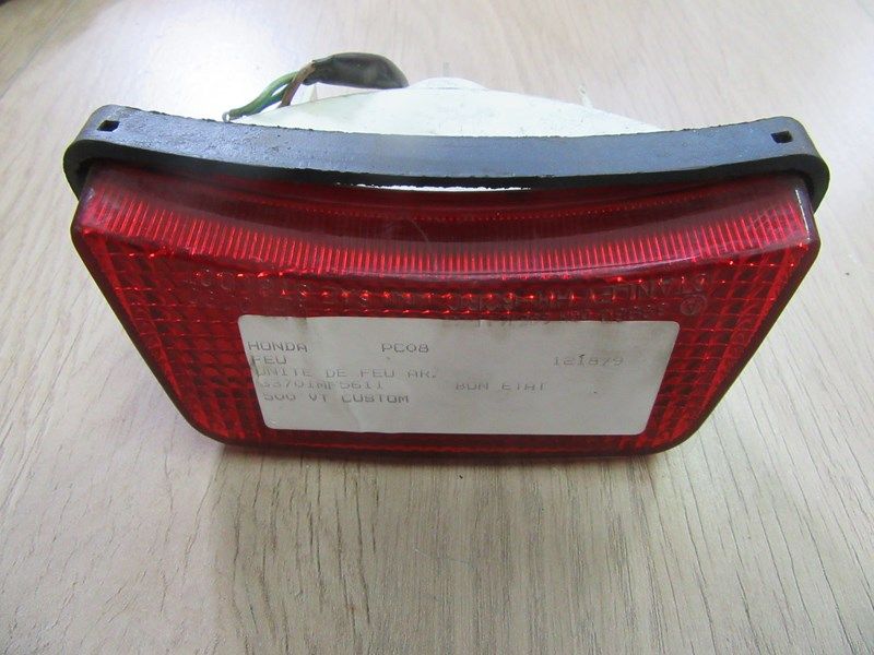 Feu arrière Honda VT 500 C, 500VTC (PC08) 1983-1986 (33701-MF5-611)