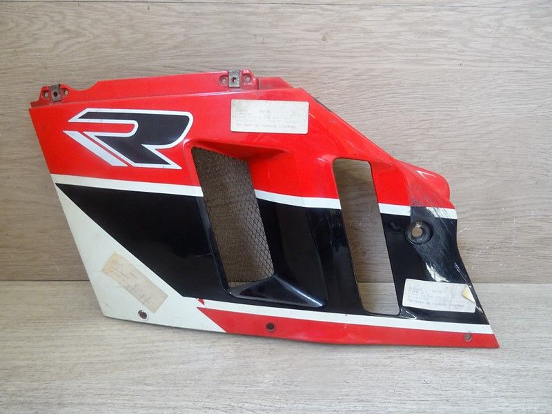 Flanc supérieur gauche Suzuki 750 GSXR type GR7AD 1990/1991 (94441-17D0)