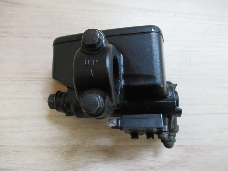 Maître-cylindre de frein avant Honda PC800 1989-1993