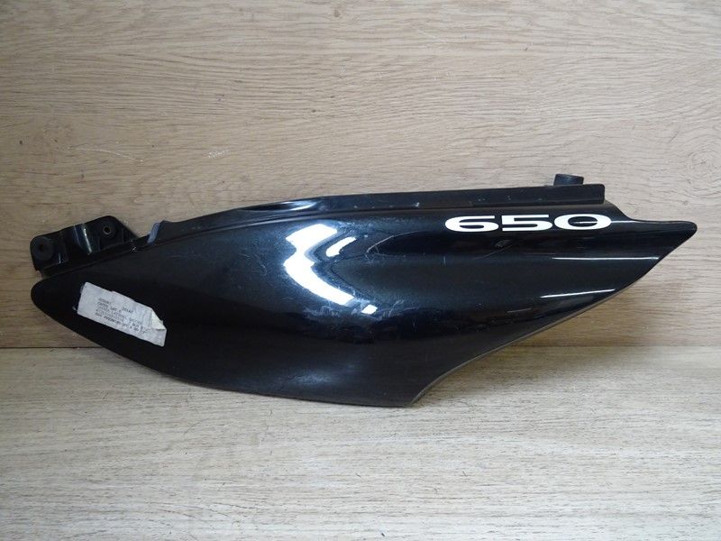 Cache latéral gauche Suzuki XF650 Freewind type JS1AC 1997/2002 (47211-04F0)