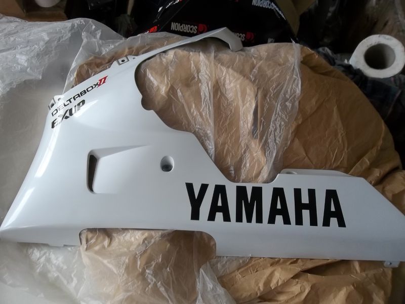 Demi sabot gauche neuf Yamaha 1000 R1 1998-1999 (4XV-Y2171-10-P1)