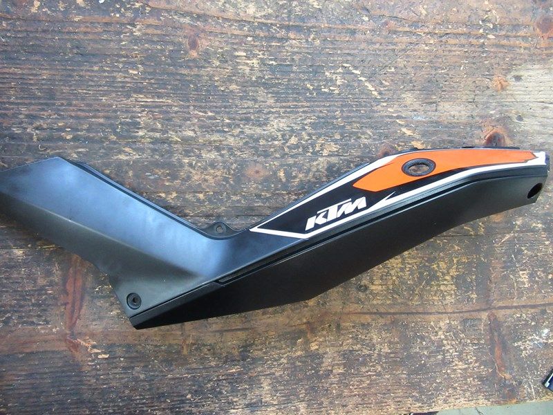 Cache latéral arrière gauche KTM 125 Duke 2011/2015