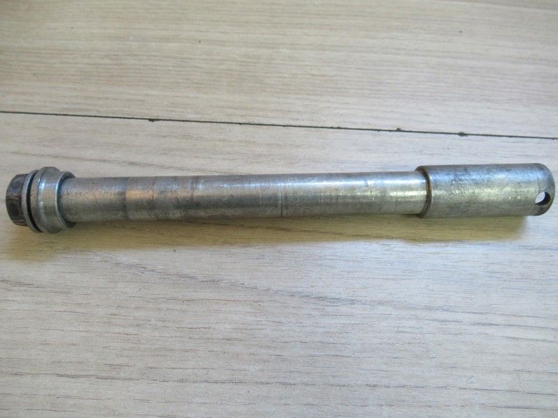 Axe de roue avant Aprilia RS 125 1996-2005