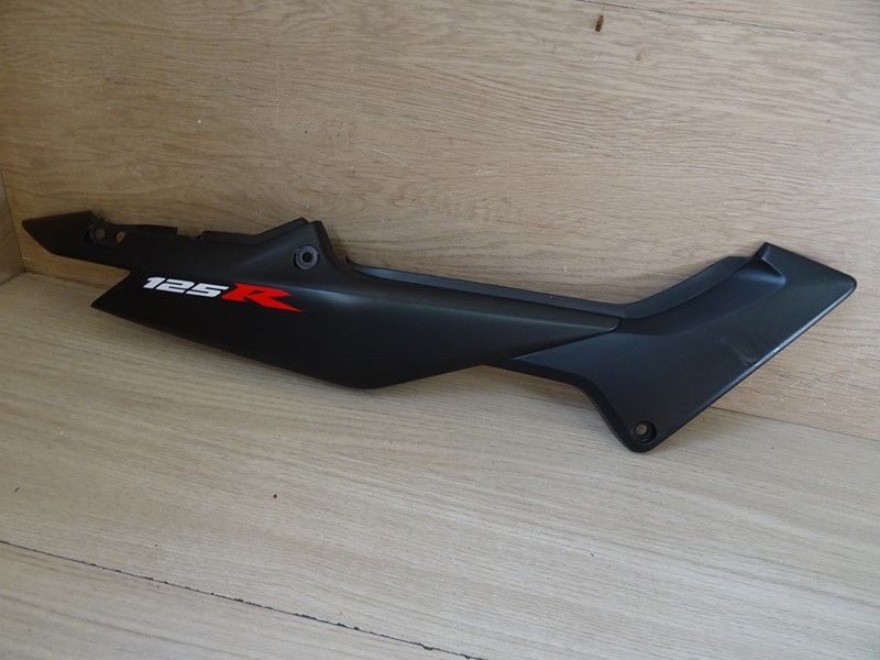 Cache latéral droit Honda 125 CBR 2004/2006 (85340-KPPA-9010)