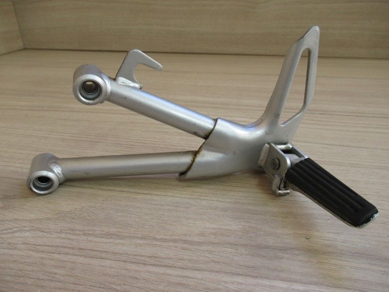 Platine de repose-pied arrière gauche Suzuki GSF650 Bandit 2005-2006