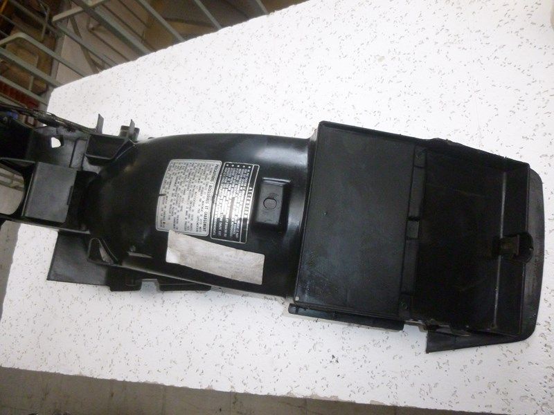 Partie interne garde boue arrière Honda 750 VFR (SC24) spécifique 1988-89