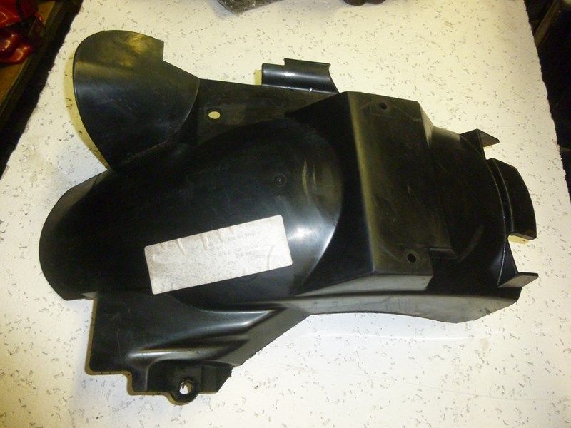 Partie interne de garde boue arrière Suzuki 650 DRSE (SP46A) 1996-1997