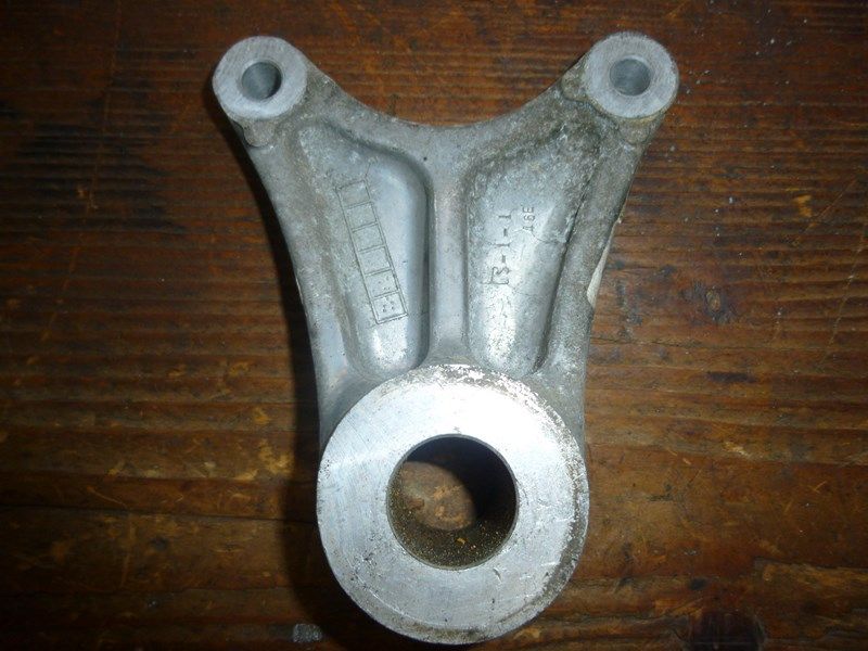 Support d'étrier de frein arrière Suzuki 600 Bandit (GN77A)