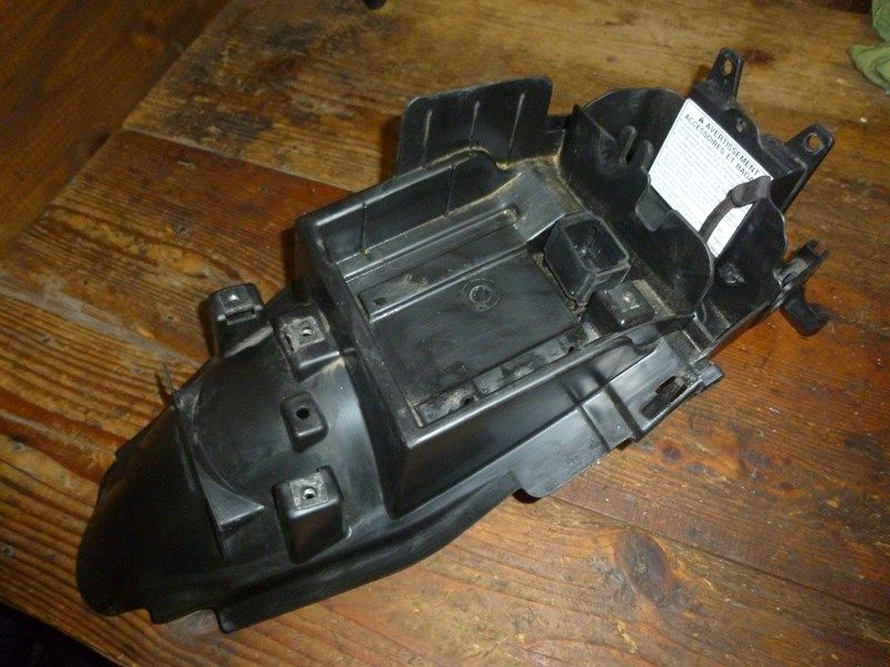 Partie interne de garde boue arrière Honda 125 CBF