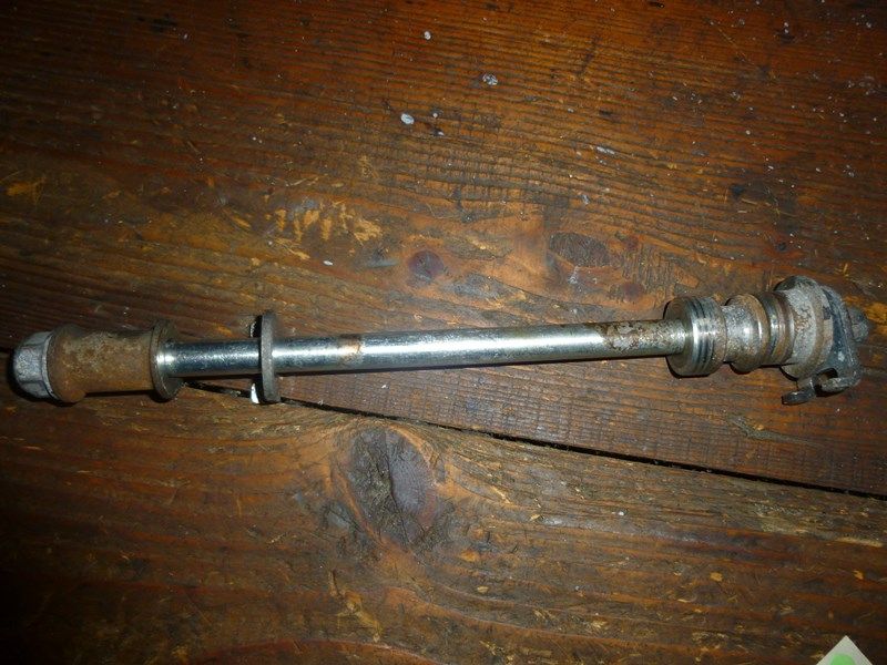 Axe de roue arrière Honda 125 CBF (JC40)