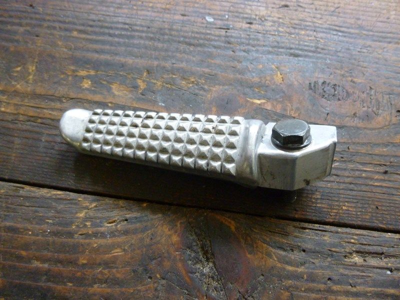 Repose pied passager gauche Honda 750 VFR (RC24)