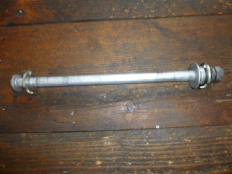 Axe de roue arrière Honda 600 Hornet (PC34) 1998-2002