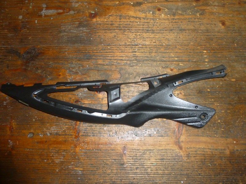 Support de cache latéral droit Suzuki SFV 650 Gladius
