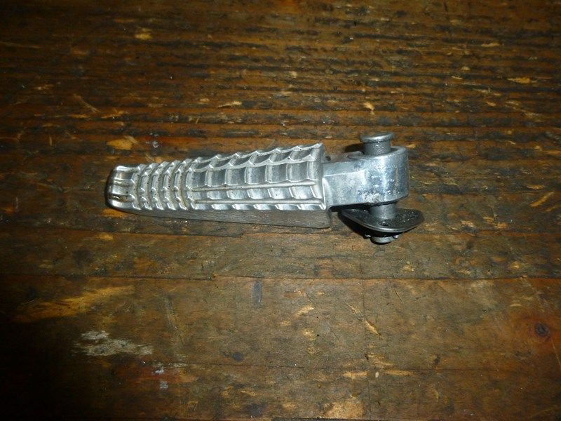Repose pied arrière gauche Suzuki SFV 650 Gladius 2009-2014
