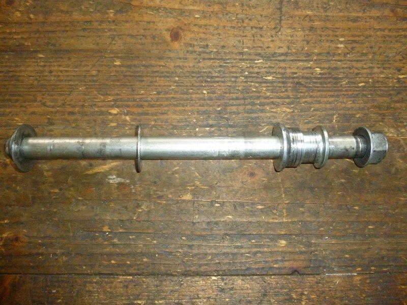 Axe de roue arrière Suzuki SFV 650 Gladius 2009-2014