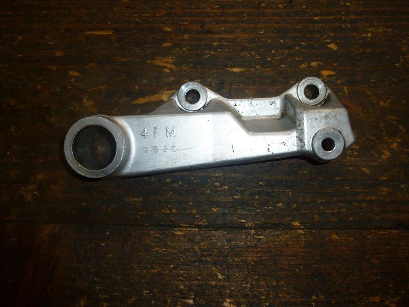 Support d'étrier de frein arrière Yamaha 1000 YZF (4VE) 1996-2000 et 750 YZF (4FM)