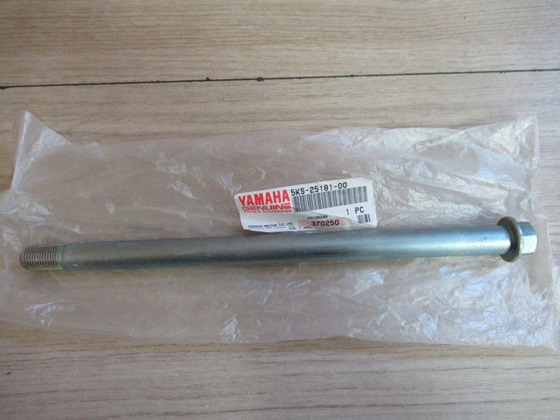 Axe de roue avant Yamaha XVS 1100 Dragstar 2001-2003 (5KS-25181-00)