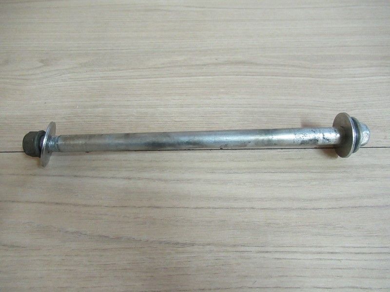 Axe de roue arrière Yamaha TDR125 1993-2002