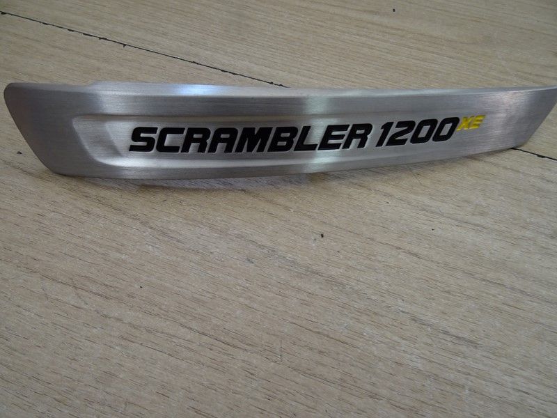 Insigne de cache latéral gauche Triumph 1200 Scrambler XE 2021/- (T2309875)