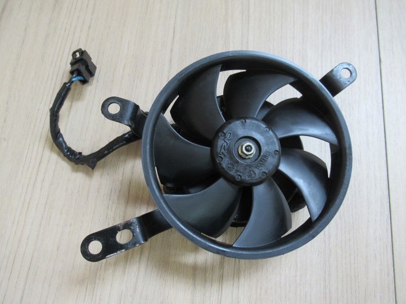 Ventilateur droit Yamaha R1 2004-2006