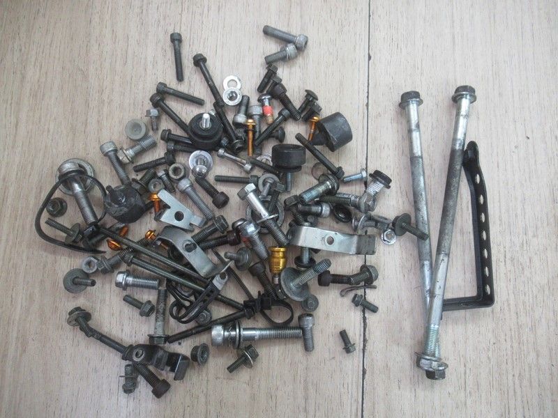 Lot de visserie diverse Suzuki 600 GSXR 2002-2003