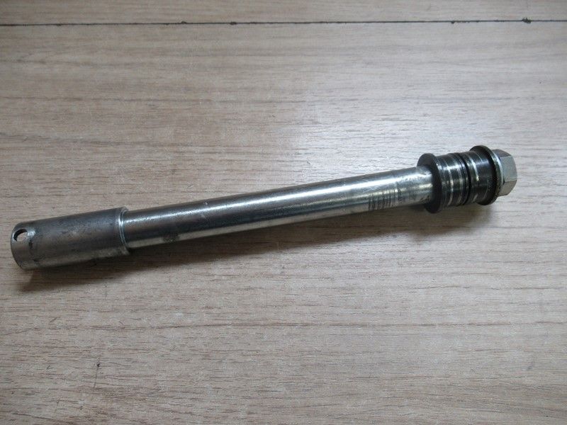 Axe de roue avant Aprilia 125 RS 2006/2010